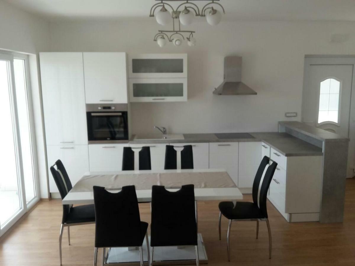 Apartman Mira- Оміш Екстер'єр фото