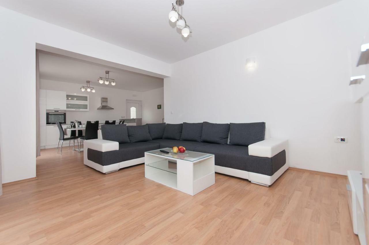 Apartman Mira- Оміш Екстер'єр фото